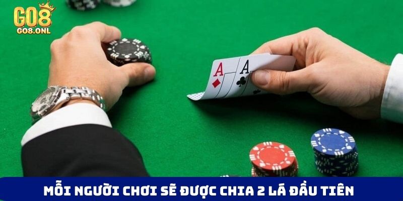 Mỗi người chơi sẽ được chia 2 lá đầu tiên